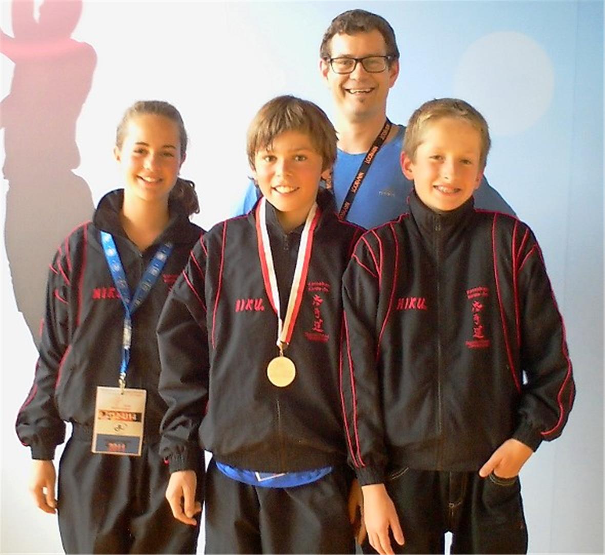 Jessica Tschanz, Noa Kurmann, Roland Pfäffli (Trainer), Eric Würsten