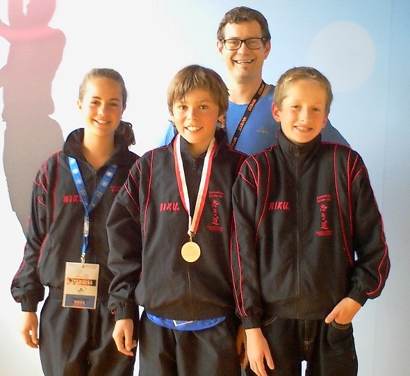 Jessica Tschanz, Noa Kurmann, Roland Pfäffli (Trainer), Eric Würsten