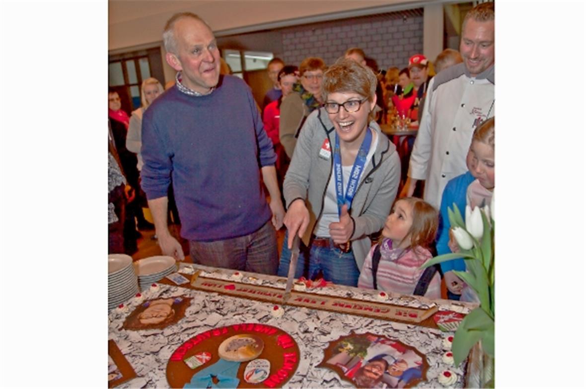 Jetzt geht es dem wunderbaren Kuchen an den Kragen.