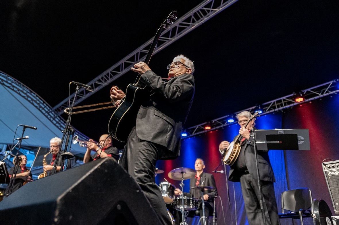 Jimmy Hendrix? Nein! Es ist der Gitarrist der Steppin' Stompers.