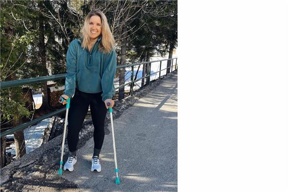 Joana Hählen an Krücken nach ihrem Kreuzbandriss.