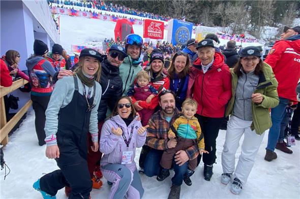 Joana Hählen (in der Mitte mit ihrem Gottibuben im Arm) freute sich in La Thuile über die familiäre Unterstützung, die ihr Kraft gab.