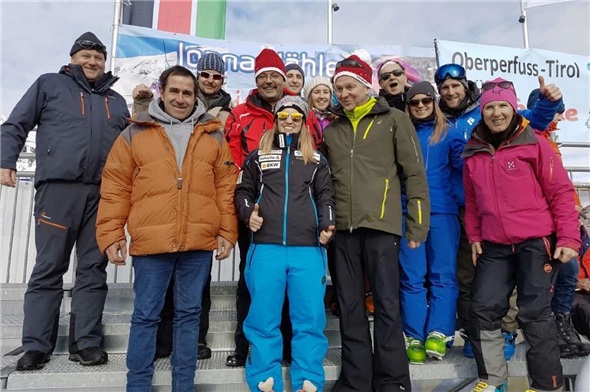 Joana Hählen umringt von ihren Lenker Fans im Zielraum von St. Moritz