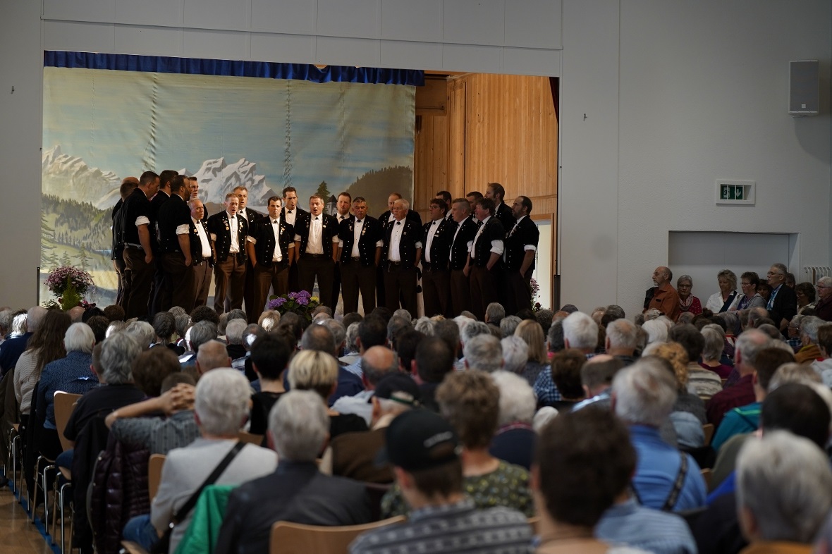 Jodlerkllub Flüehblüemli Därstetten im voll besetzten Saal.