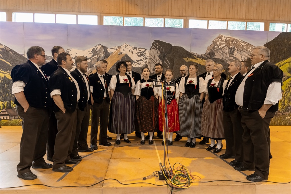 Jodlerklub Abebärg Zwischenflüh unter der Leitung von Martin Wampfler sang, «Her...