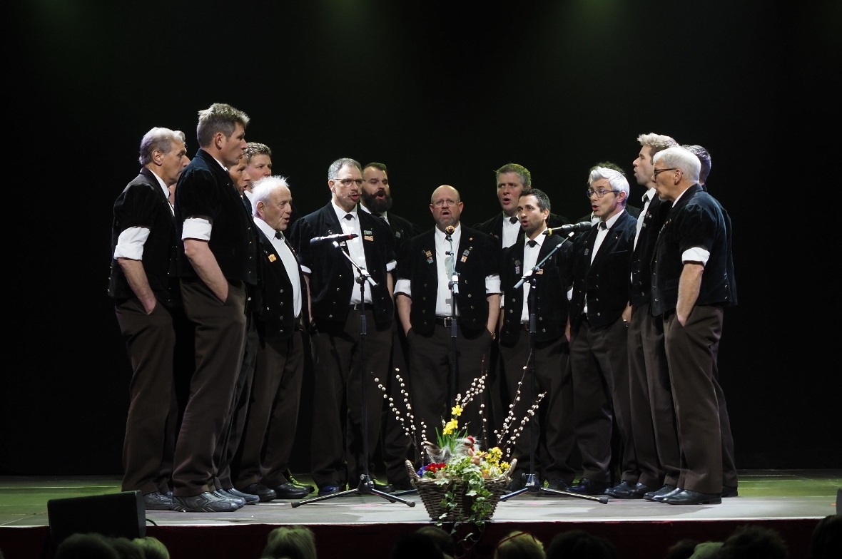 Jodlerklub Gsteig, die strammen Männer aus dem Saanenland bei der Einheimischen ...