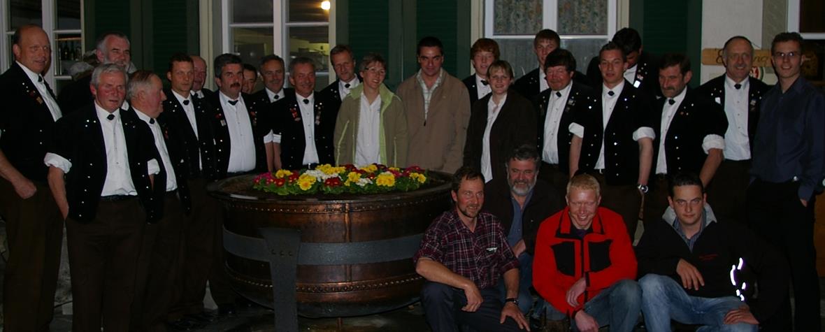 Jodlerklubs, Treichler und andere Gratulanten feiern Thomas Knutti.