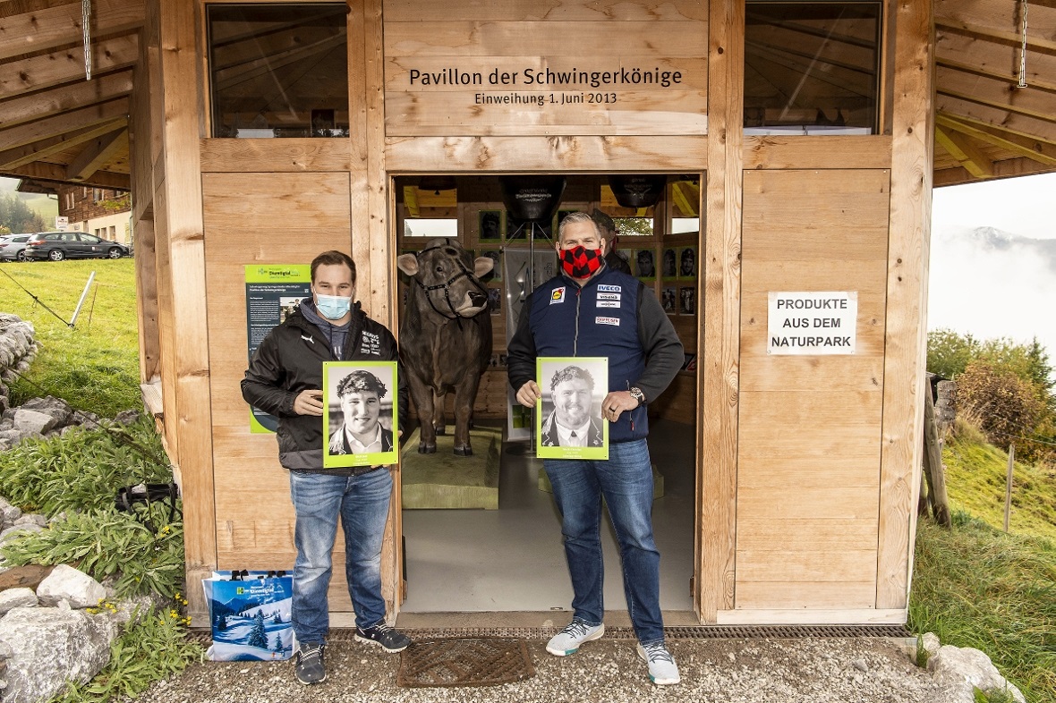 Joel Wicki (L; Soerenberg) und Christian Stucki (R, Lyss) mit ihren Ehrentafeln ...
