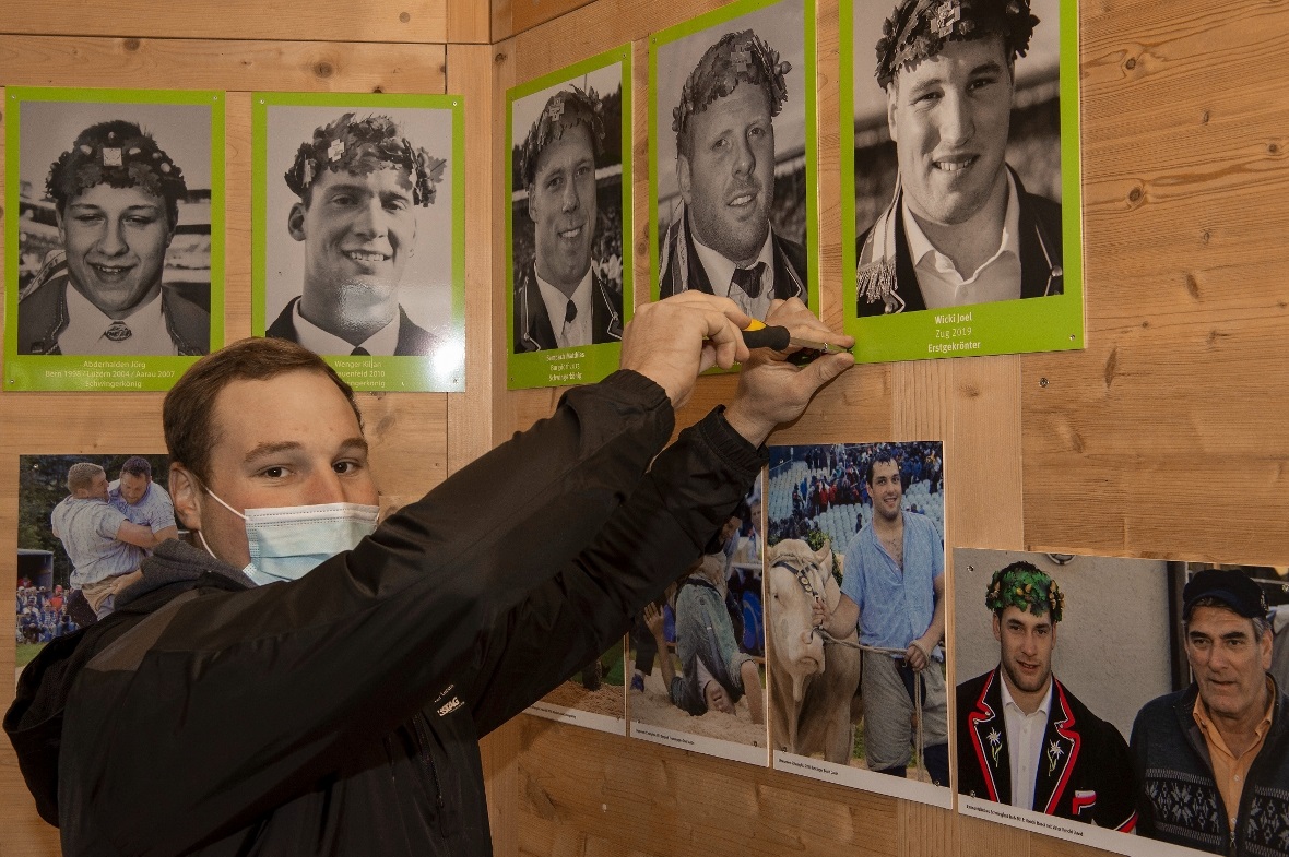 Joel Wicki (Soerenberg) Erstgekroenter 2019 montiert seine Koenigstafel im Pavil...