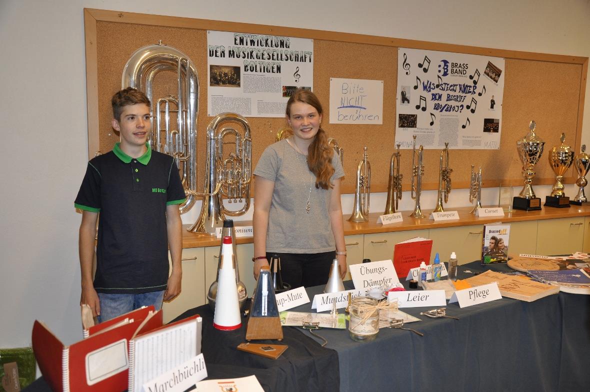 Joel und Ramona Matti vor ihrem liebevoll gestalteten Stand.