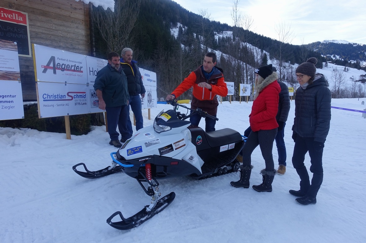 Jörg Bowee erläuterte den vielen Interessierten Schneetöff und Rundkurs.