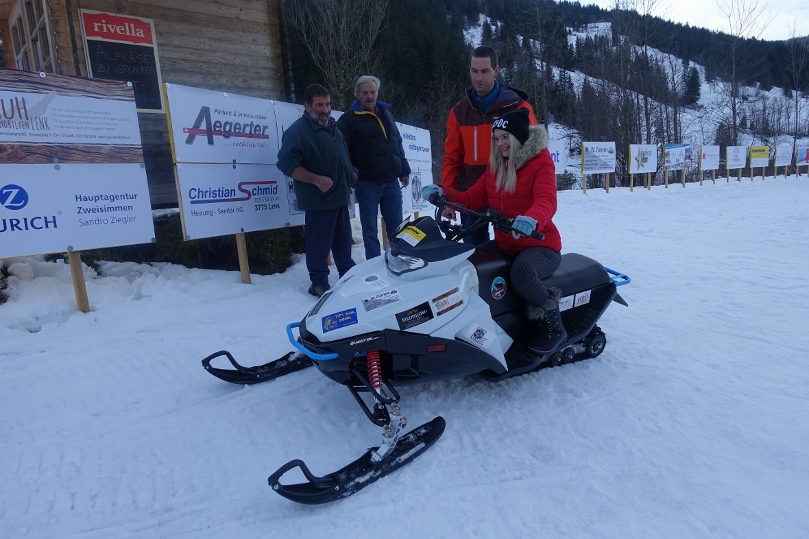 Jörg Bowee erläuterte den vielen Interessierten Schneetöff und Rundkurs.