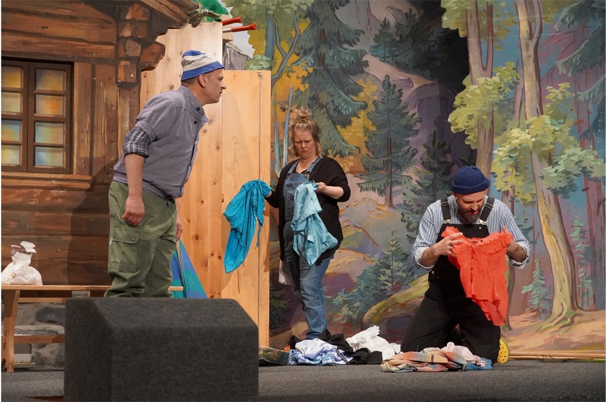 Joggeli (links), Züsi und Franz suchen den roten Rock.