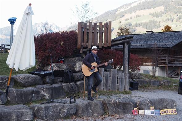 John Hänni spielt bereits das neunte Jahr in den Sommermonaten und im Herbst am Lenkerseeli.