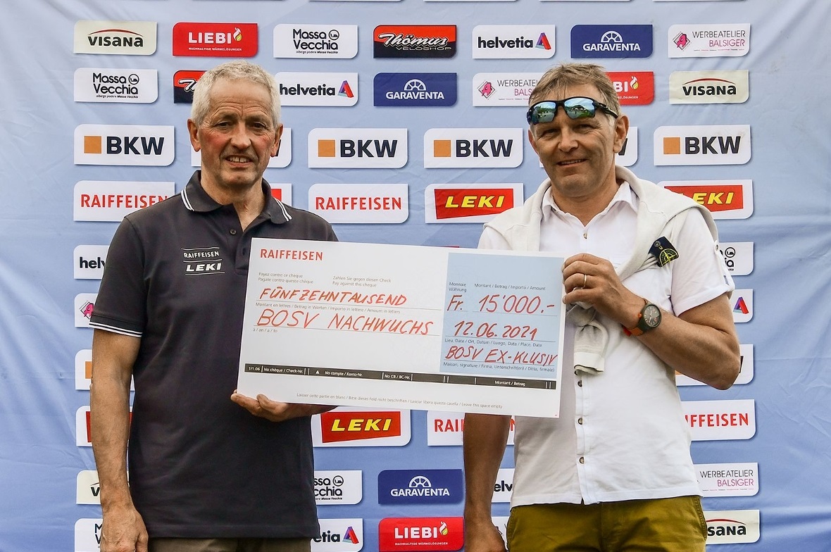 Johny Wyssmüller (Präsident BOSV) erhält von Oliver Künzi (Präsident des BOSV Ex...