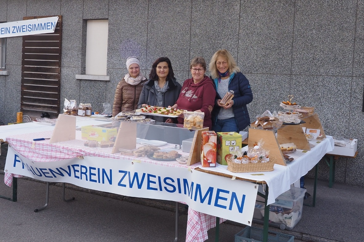 Jolanda Fähndrich, Andrea Willener, Ursula Regamey und Doris Wälti vom Frauenverein Zweisimmen waren schon früh am Morgen zur Stelle, um die feinen Sachen von süss bis salzig zu verkaufen.