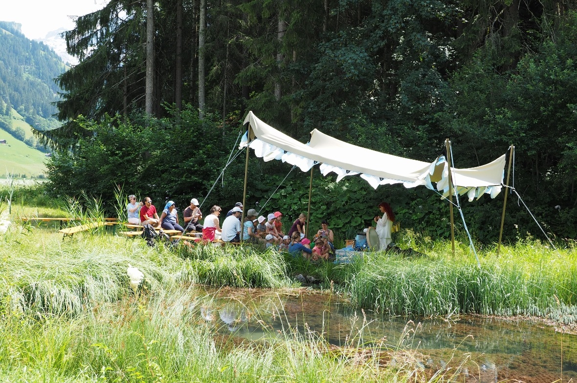 Jolanda Steiner erzählte im Feenwald zauberhafte Märchen und nahm die Zuhörenden...