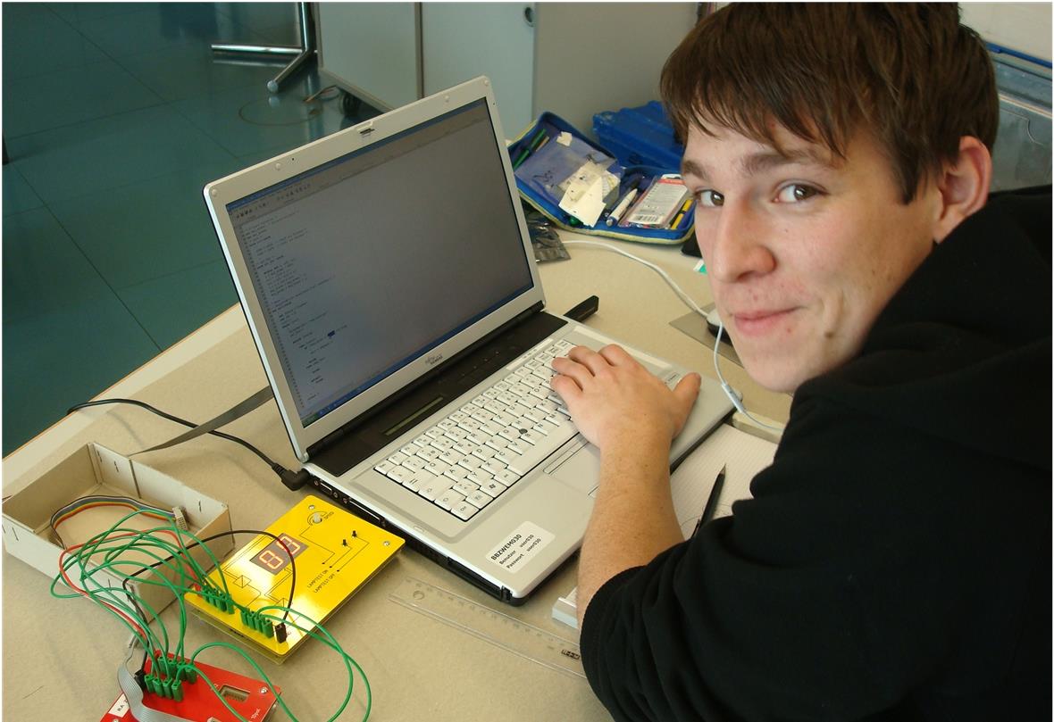 Jonas Bettschen aus Zweisimmen ist einer von fünf Berner Oberländer Elektronikern im RUAG Swiss Selection Team.