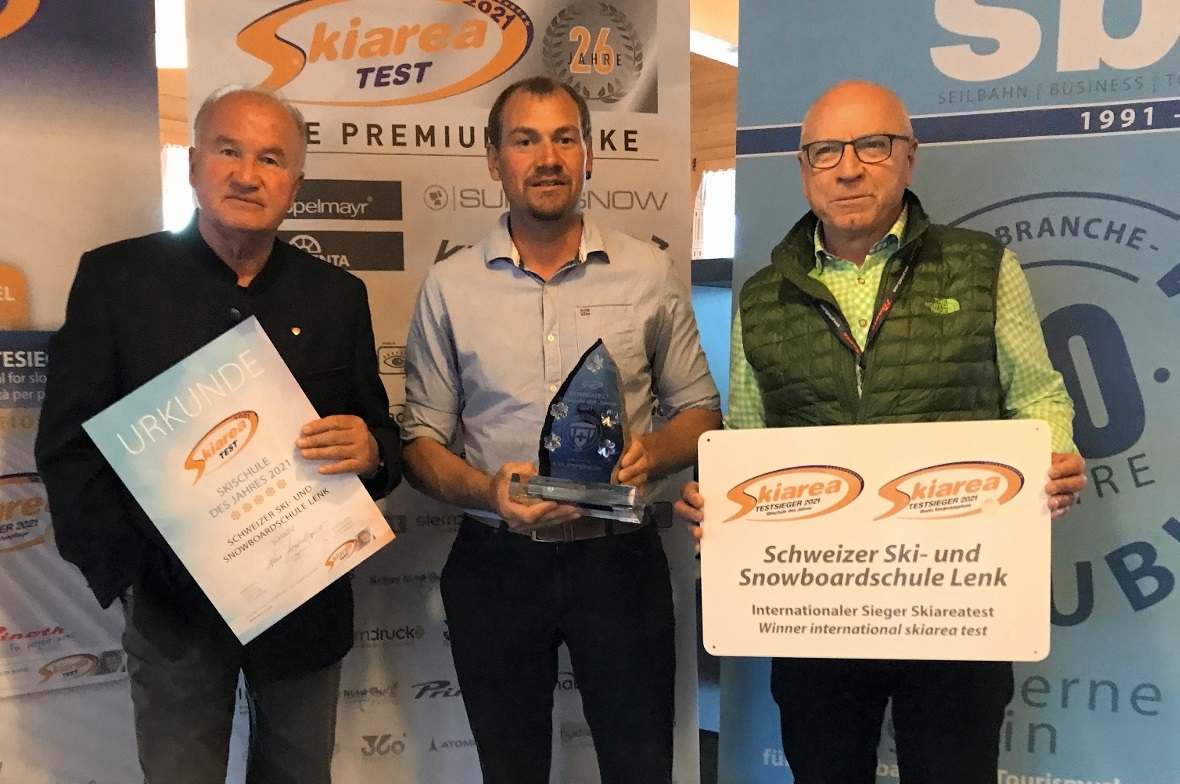 Jonas Siegfried (Leiter Skischule Lenk, Mitte) nimmt die Auszeichnung von Skiareatest-Präsident Klaus Hönigsberger und Ueli Frutiger (Technischer Verantwortlicher Skiareatest Schweiz) entgegen.