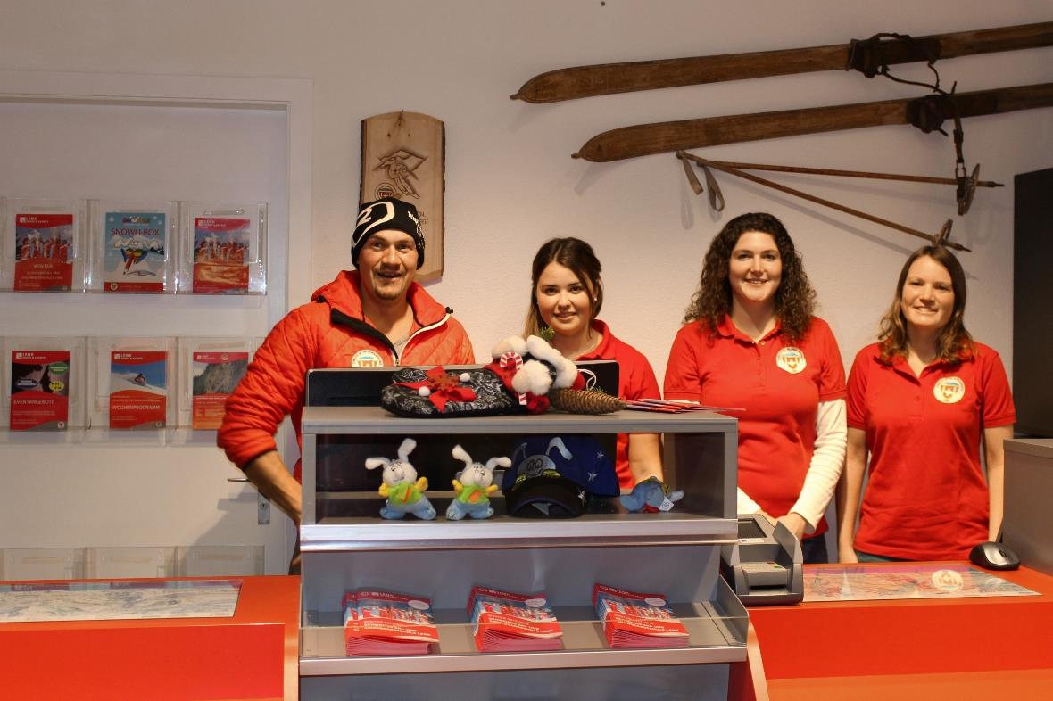 Jonas Siegfried (Skischulleiter), Andrea Kuhnen (Verkauf Stoss und Dorf und Kids...