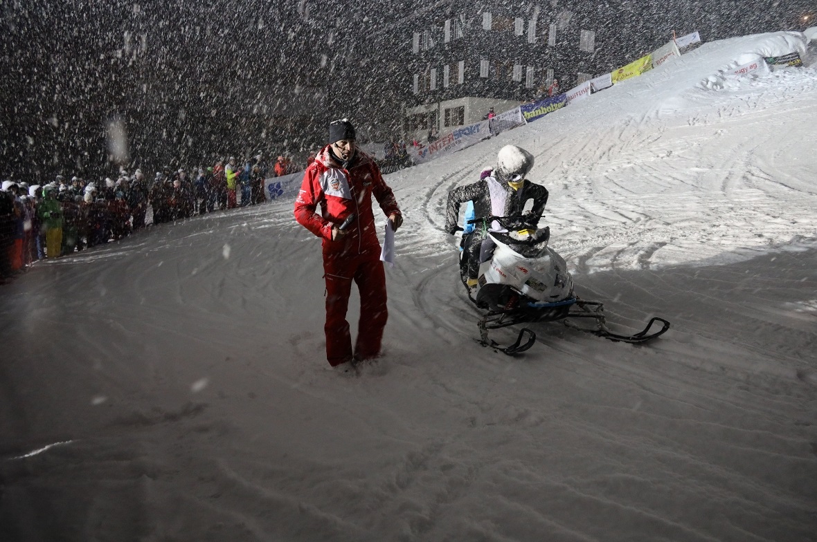 Jonas Siegfried einmal als Moderator im Ratespiel mit den Kindern.