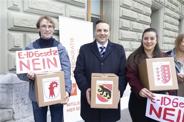 Jonas Sulzer (Kampagnenchef Piratenpartei), Nils Fiechter (Präsident JSVP Schweiz) und Sarah Regez (JSVP) bei der Abgabe der Stimmen an der Bundeskanzlei.