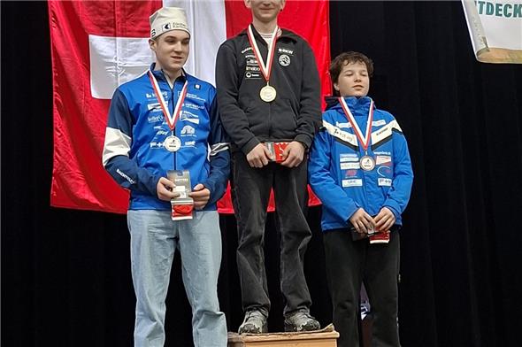 Jonas Zeller, flankiert von Peter Jonn (2. links) und Noel Schönbächler (3. rechts).