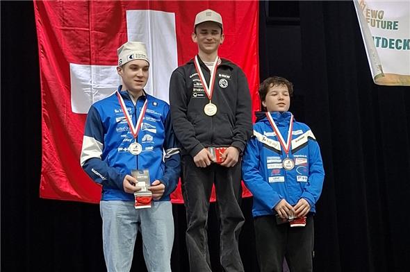 Jonas Zeller, flankiert von Peter Jonn (2. links) und Noel Schönbächler (3. rechts).