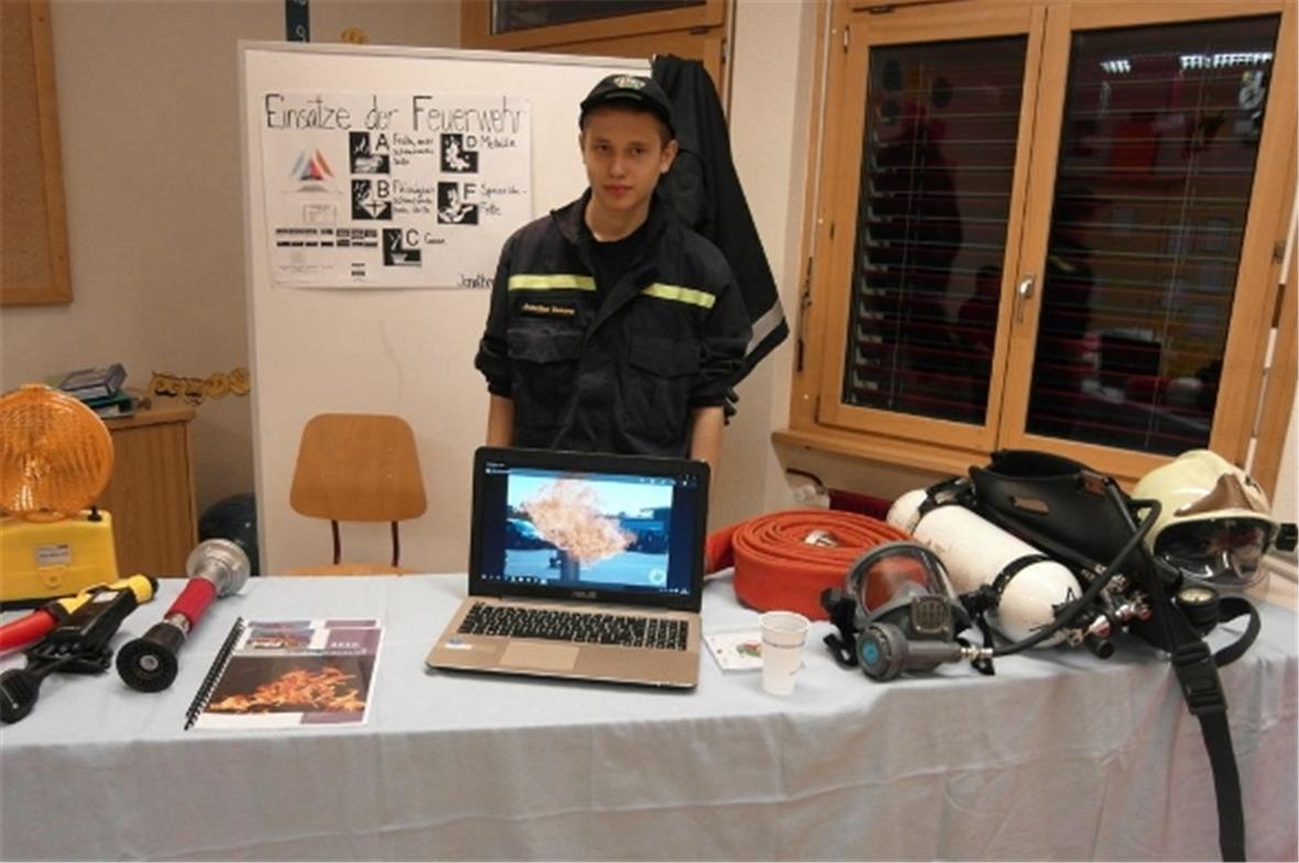 Jonathan erklärt den Einsatz der verschiedenen Geräte der Feuerwehr.