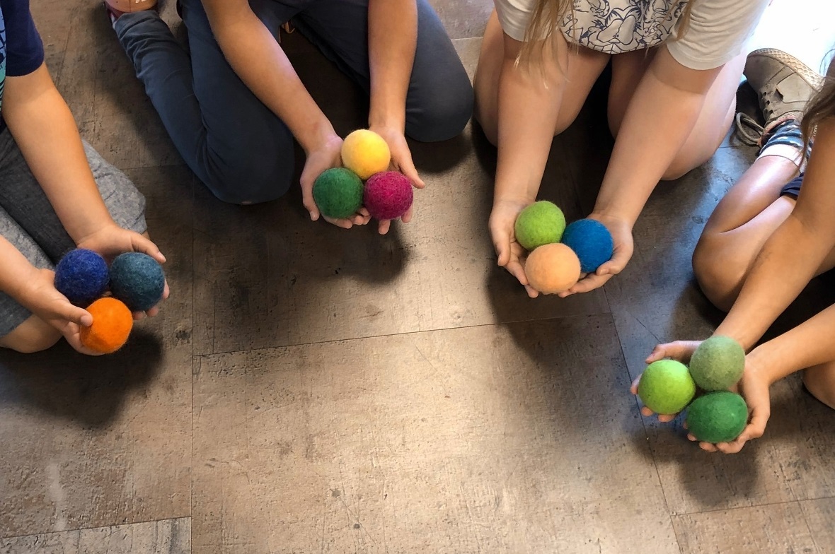 Jonglierbälle filzen.