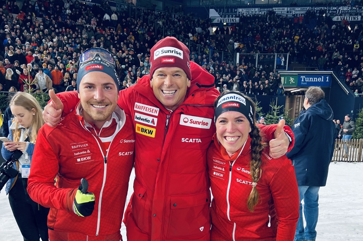 Joscha Burkhalter, Trainer Andreas Kuppelwieser sowie Lena Häcki Gross unmittelbar nach dem Rennen im Schalke-Stadion sichtlich zufrieden.