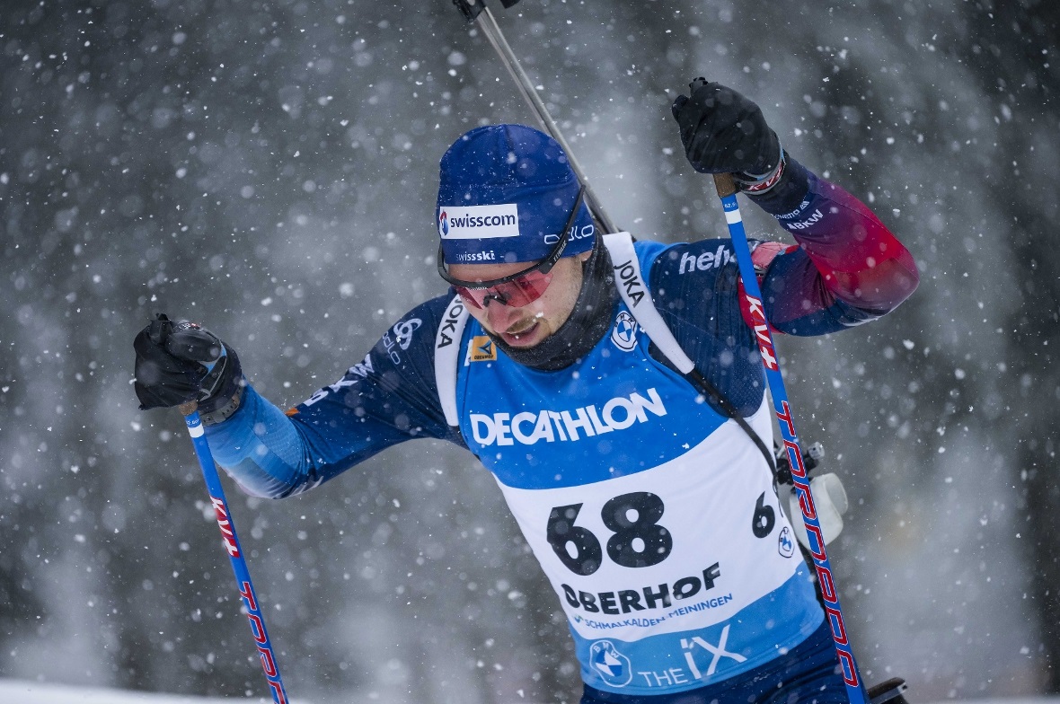 Joscha Burkhalter beim Biathlon-Weltcup im deutschen Oberhof im Sprint der Männer bei schwierigen Verhältnissen erfolgreich unterwegs.