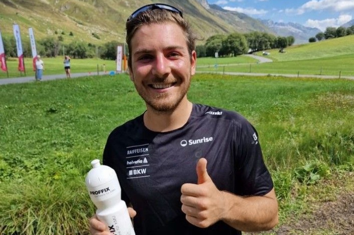 Joscha Burkhalter freut sich über den Sieg im Sprint.