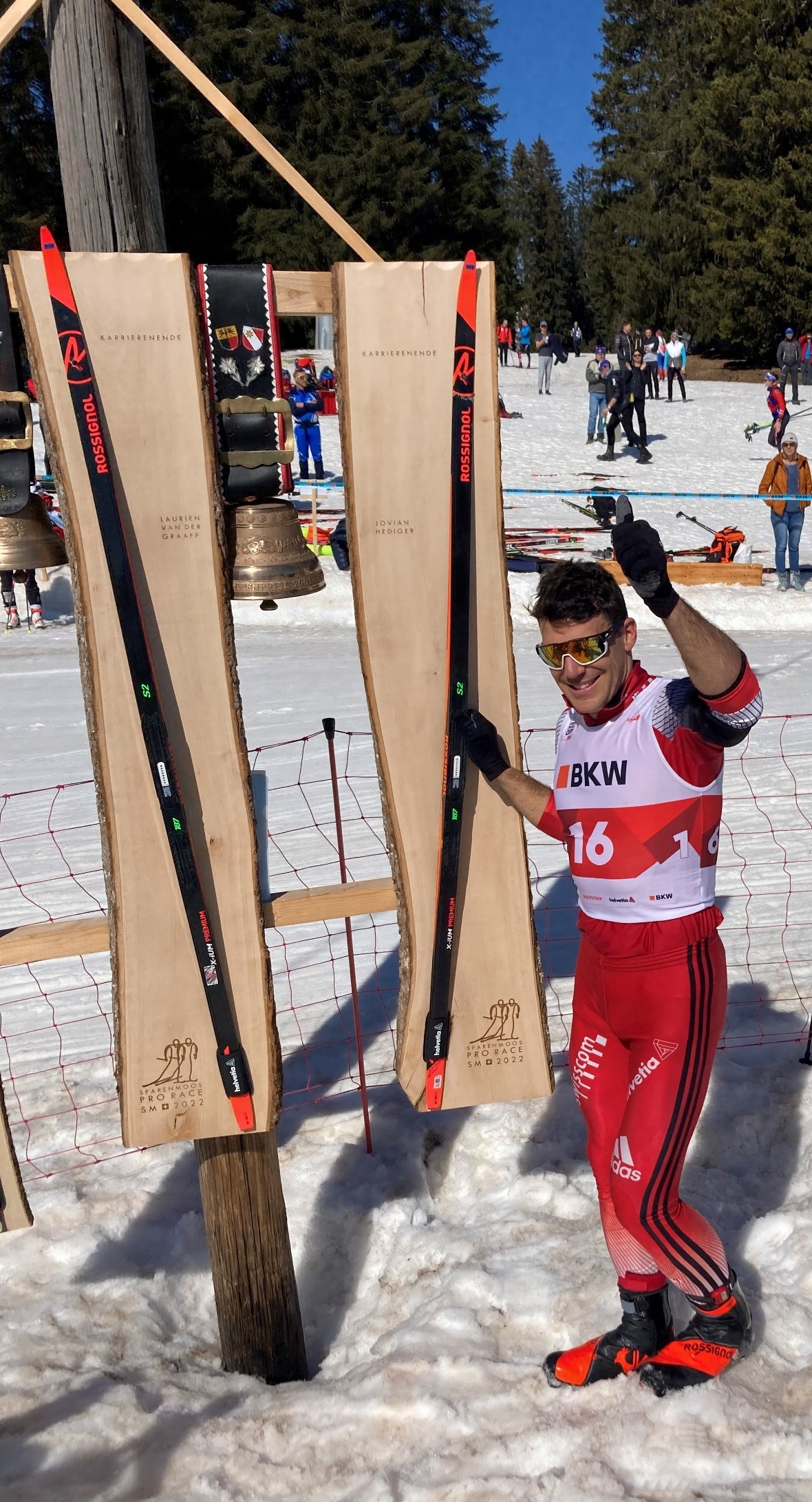 Jovian Hediger hängt seinen Rossignol Rennski an den Sparenmoos Nagel.