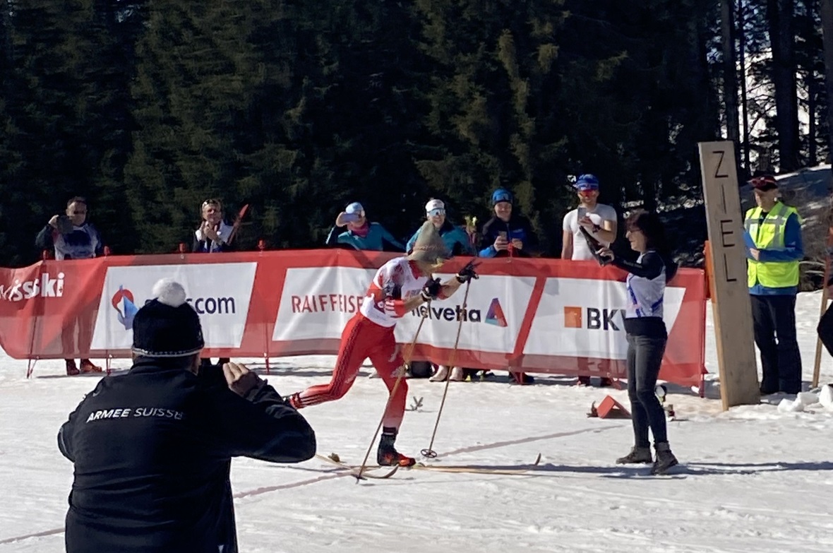 Jovian Hediger im nostalgischen roten Dress und in der letzten Runde mit Holzski...