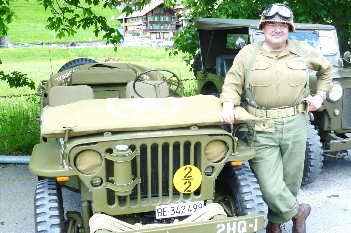 Jürg Christen mit seinem Jeep.