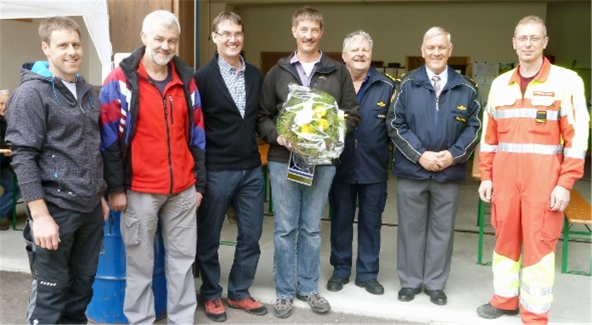 Jürg Grünenwald, Baukommissionspräsident, Fritz Perren, Gemeindepräsident, Michael Teuscher, Regierungsstatthalter Obersimmental-Saanen, Christoph Rösti, alt Feuerwehrkommandant, Willi Geiser, Gebäudeversicherung Bern (GVB), Otto Tritten, Kreisfeuerwehrinspektor Obersimmental-Saanen und Ueli Siegfried, Feuerwehrkommandant.