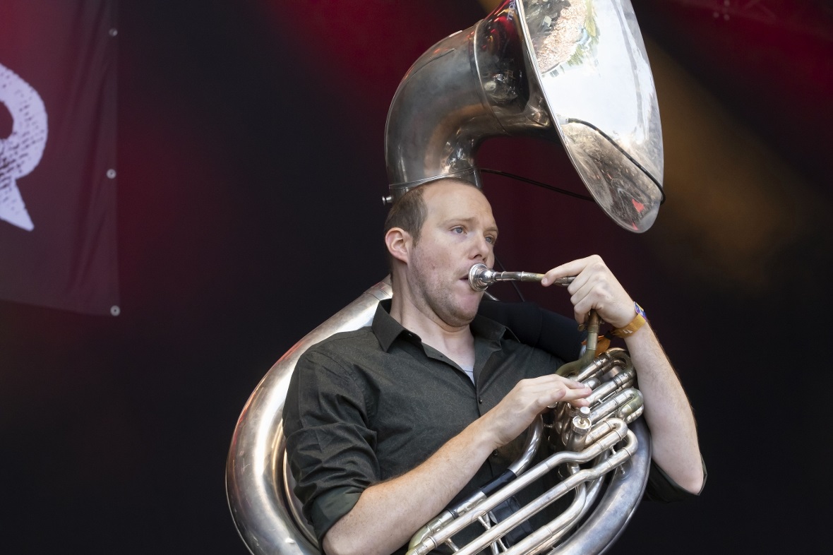 Jürg Lerch spielt Sousaphon.