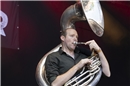 Jürg Lerch spielt Sousaphon.