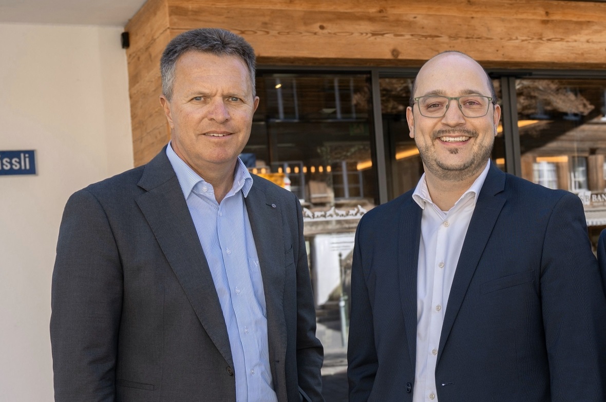 GV der Saanen Bank mit Rekordbeteiligung – Führungswechsel im Sommer 2027 Jürg von Allmen, CEO bis Sommer 2027, mit seinem Stellvertreter und designierten Nachfolger Adrian Di Camillo.