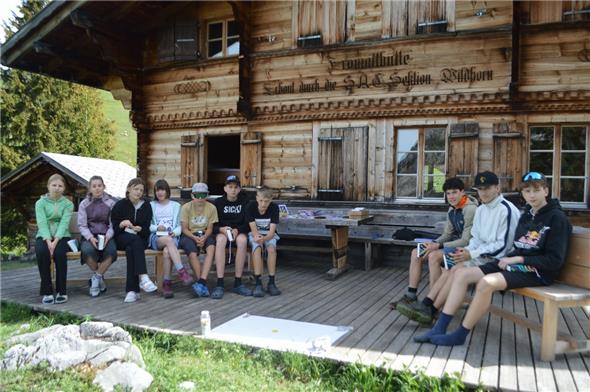 Jugendliche aus St. Stephan beim Bibel-Fussball an der frischen Luft