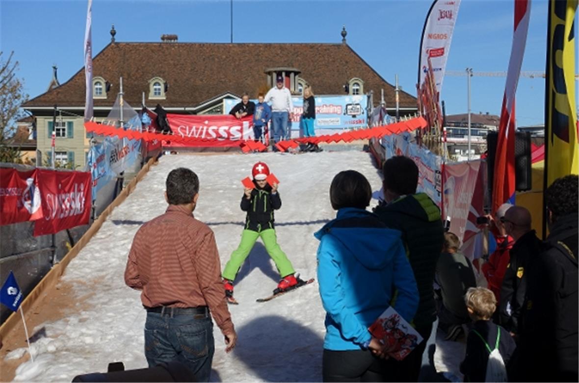 Jugendliche des Skiclubs Bern zogen auf Snowblades die 25 Mädchen und 22 Knaben,...