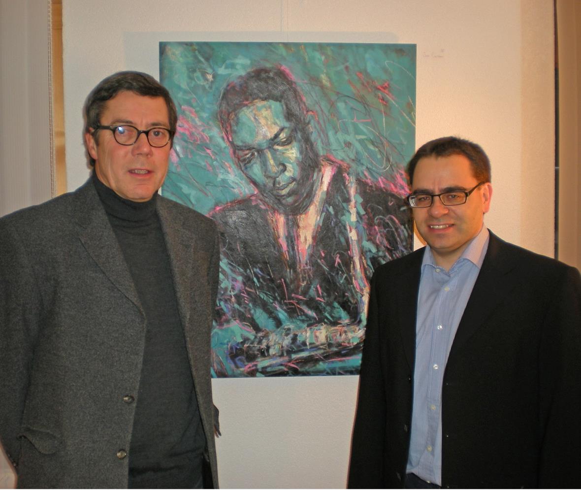 Jules van Enckevort (links) mit dem Initianten Beat Bachmann (rechts) vor einem Portrait des grossen Jon Coltrane (Foto: Markus Bachmann)