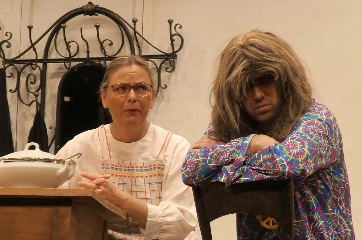 Julia (Arma Schmid) versucht es beim Hippie (Bruno Brunner) mit Einfühlsamkeit.