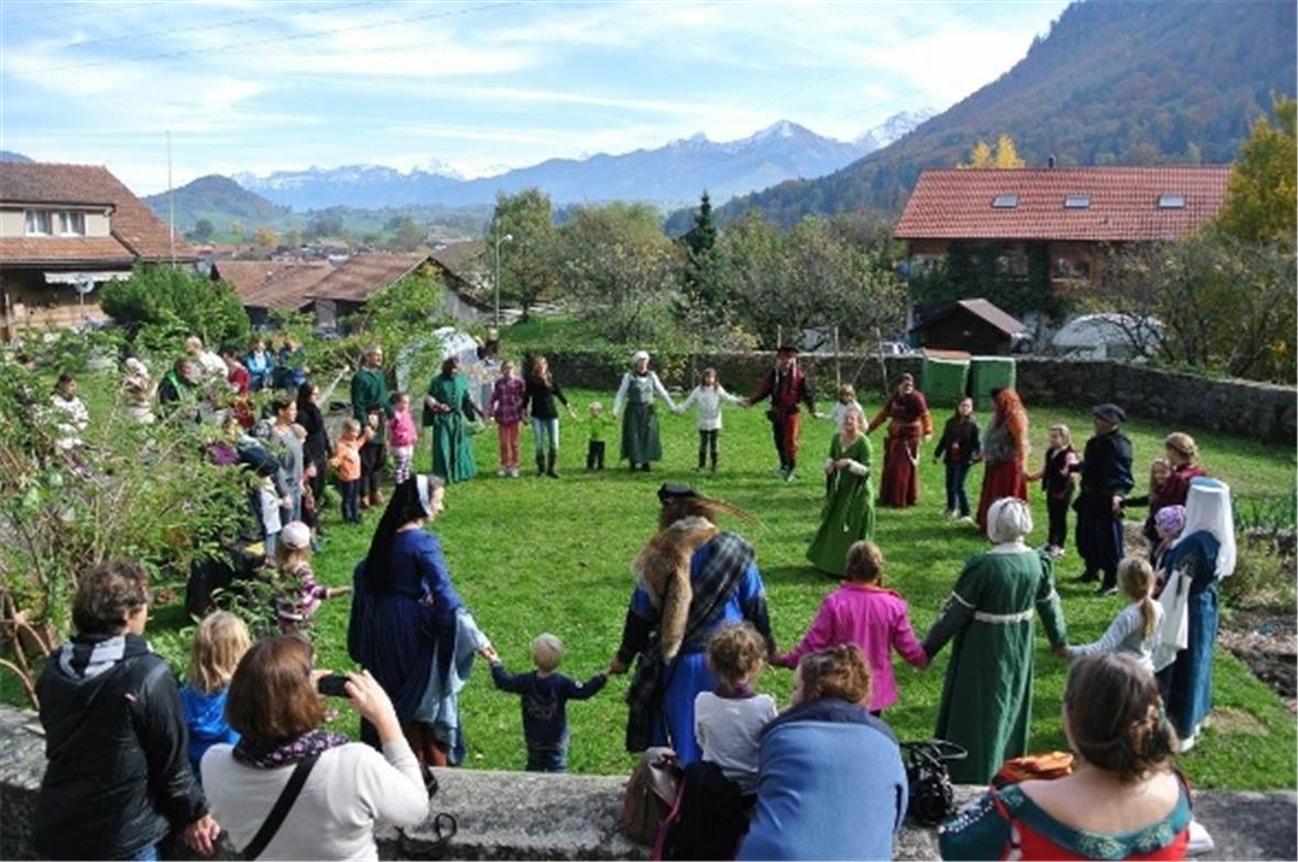 Jung und Alt beim Tanzen.