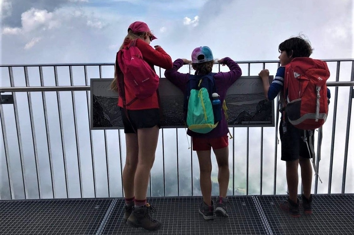 Schweizer werden... – alles Übungssache Junge Auslandschweizer aus einem der wenigen Sommerlager beim Besuch auf dem Stockhorn, kurz vor ihrer Abreise am 27. Juli.
