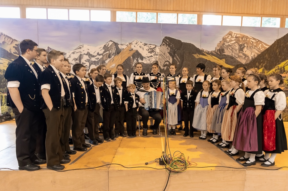 Jungjodler Wyssi Burg unter der Leitung von Nadia Frey sang «Blueschtfahrt» von ...