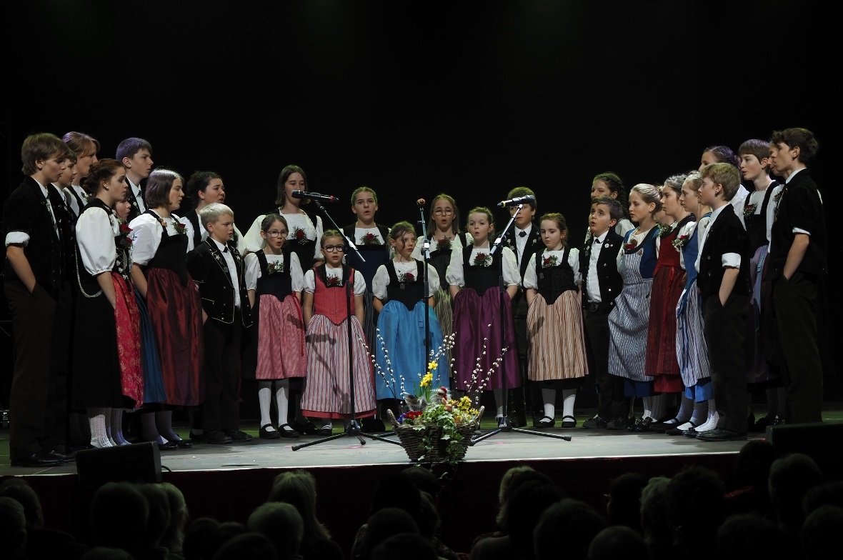 Jungjodlergruppe Lenk-Matten- St. Stephan, die Kinder voller Spannung, um das Be...