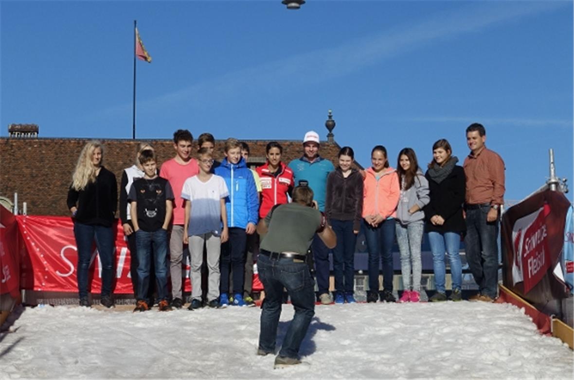 Juskila-Hausfotograf Flurin Bergamin stellte die anwesenden Berner Glückspilze n...