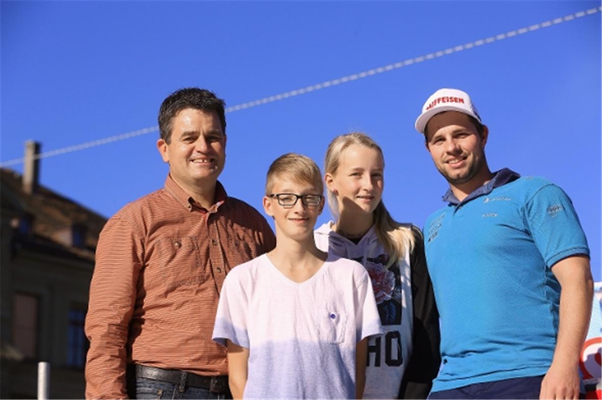 Juskila-Lagerleiter Rolf Kaufmann und Beat Feuz gratulierten zwei Oberländer Glü...